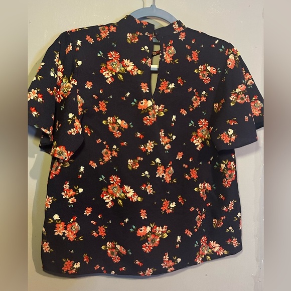 Kaii Los Angelos floral blouse with key hole detail in front and back. Gorgeous! - Picture 3 of 10